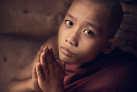 佛教和尚在修道院祈祷图片