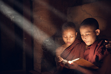 在修道院读书的佛教新僧侣图片