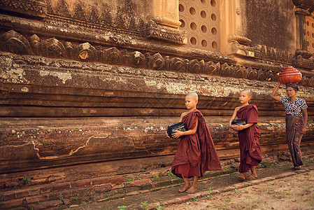 在巴甘徒步节日的佛教新僧侣图片