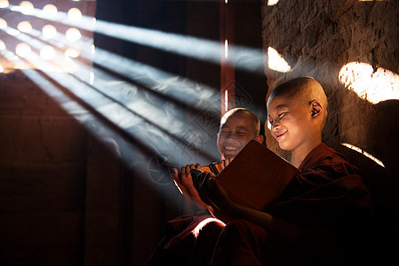 年轻佛教新僧侣阅读图片