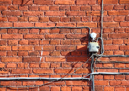 在旧红砖墙上架设的电线背景图片