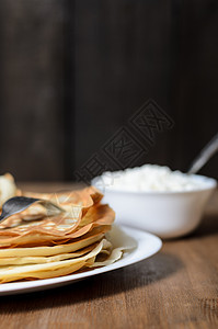 自制煎饼奶油食物飞碟美食棕色木头葡萄干盘子勺子牛奶图片