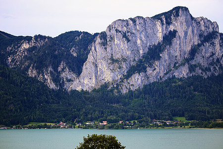 奥地利蒙德西美丽的湖泊和山丘图片