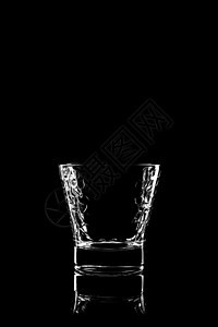 白兰地透明玻璃庆典水晶反射白色黑色液体杯子食物工作室派对图片