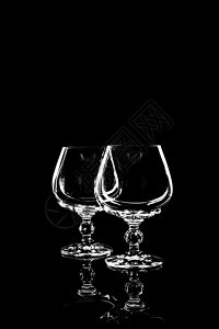 白兰地透明玻璃奢华食物杯子黑色工作室酒吧酒精液体水晶反射图片