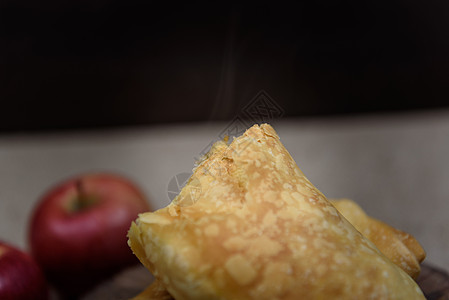 树木木头的苹果树上有苹果 肉桂和水果香草美食食物八角服务早餐季节面包蛋糕图片