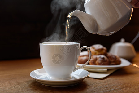 配奶油的乳霜蛋糕甜点鞭打飞碟烘烤杯子美食桌子糖罐木头图片