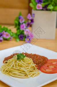 意大利面条波洛格内斯大餐小麦绿色叶子蔬菜午餐白色食物美食红色草本植物图片