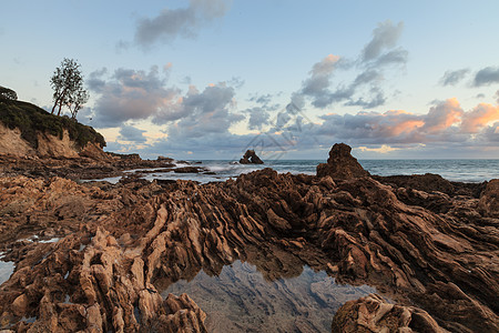 在的海滩长期接触岩石旅行蓝色风景天空日落旅游橙子波浪海岸图片