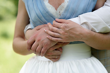 新娘和新郎的手白色庆典仪式夫妻订婚婚姻裙子戒指女士家庭图片