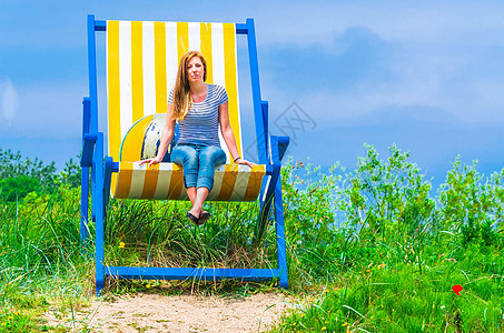 Gigantic 顶板椅太阳海岸线午睡旅行木椅闲暇娱乐足球天空海滩图片