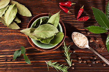 木质背景的香料和调味料叶子美食风格绿色乡村调味品胡椒子复古食物厨房图片