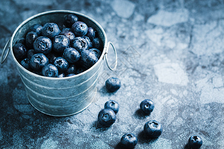 蓝莓营养蔬菜收成蓝色叶子覆盆子甜点食物摄影小吃图片