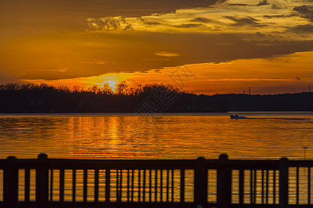 湖中多彩的日落太阳旅行橙子晴天反射天气天空地平线镜子天际图片