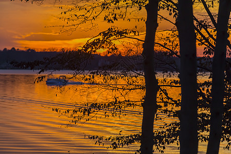 湖中多彩的日落阳光橙子晴天海岸线地平线太阳天气镜子旅行天空图片