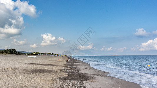 沙滩上海洋地平线蓝色海浪太阳旅行木头黄色红色天空背景图片