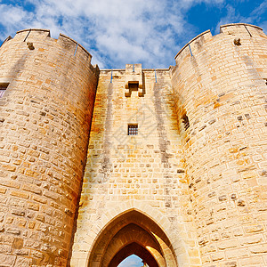 Aigues 摩多尔特石头天空堡垒历史性城堡正方形地标窗户塔楼文化图片