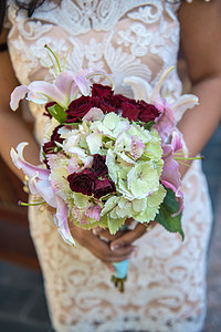 新娘拿着花束裙子婚姻庆典白色婚礼传统女士花朵图片