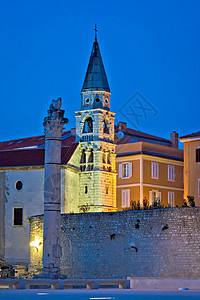 Zadar 地标的夜晚垂直视图图片