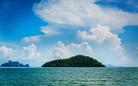 海洋岛屿中的岛屿绿色假期地平线休息地点海滩反射海景蓝色气候图片