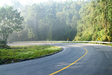 冬天的弯曲道路是空的图片