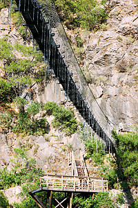 山上悬吊桥绳索山脉木头途径远足旅游公园岩石峡谷旅行图片