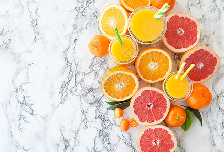 以新鲜柑橘水果制成的果汁营养柚子果味冰沙黄色水平饮料生产压榨大理石纹图片