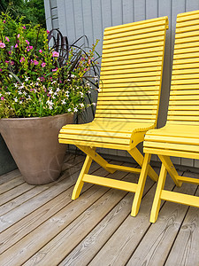 装饰黄色椅子和鲜花的帕蒂奥图片
