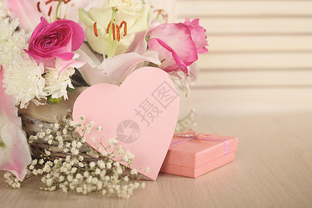 鲜花和情人节日卡红色粉色花束问候语玫瑰木头卡片盒子礼物白色图片