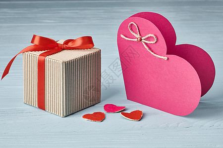 情人节 爱心 送礼盒在木头上展示夫妻手工礼物求婚盒子调子婚礼创造力丝带图片