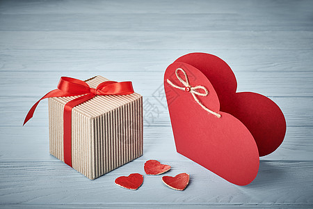 情人节 爱心 送礼盒在木头上求婚展示调子创造力夫妻盒子手工丝带礼物卡片图片