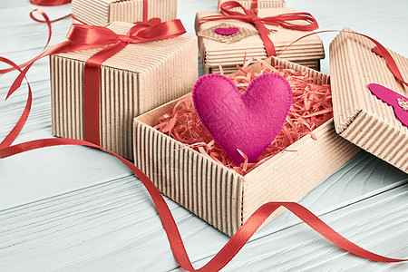 爱 情人节 心 木纸上的礼物盒丝带红色蓝色创造力婚姻盒子毛毡夫妻展示手工图片