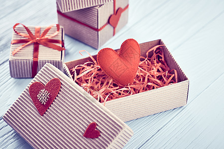 爱 情人节 心 木纸上的礼物盒红色家庭展示礼物盒子卡片手工丝带毛毡婚礼图片