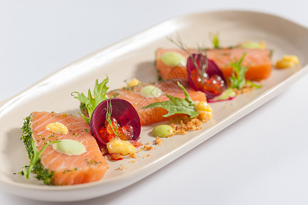 现代烹饪风格的熏鲑鱼美食晚餐草药食谱食物融合厨师球化奢华餐厅图片
