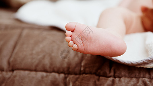 新生儿的脚足身体母亲孩子脚趾皮肤投标宏观女孩童年家庭图片