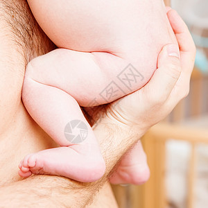 把婴儿的手贴在父母手上图片