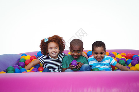 在海绵球池中笑笑可爱的孩子快乐微笑享受时间男性喜悦游戏男生朋友娱乐性图片