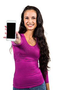 微笑的女士在镜头上显示智能手机屏幕休闲黑发幸福技术服装电话女性长发未来派快乐图片