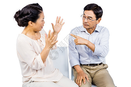 年老的亚裔夫妇有争吵烦恼分歧女士老年斗争椅子夫妻男性女性男人图片