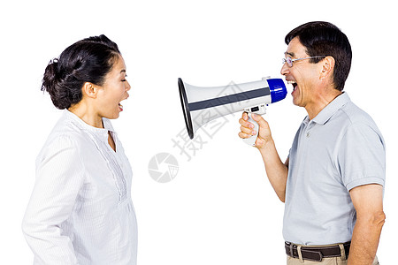 男人通过扩音器对伴侣大喊大叫女士呐喊老年女性夫妻服装沟通男性扬声器公告背景图片