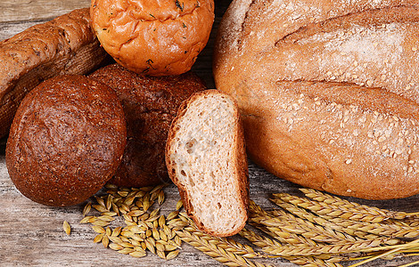 带耳朵的新鲜面包 黑麦脆皮谷物收成食物燕麦乡村粮食厨房早餐植物图片