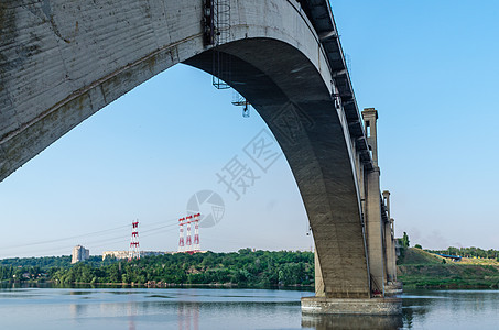 沿河的铁路和铁路两极分桥城市地标运输蓝色建筑旅行天空快手背景图片