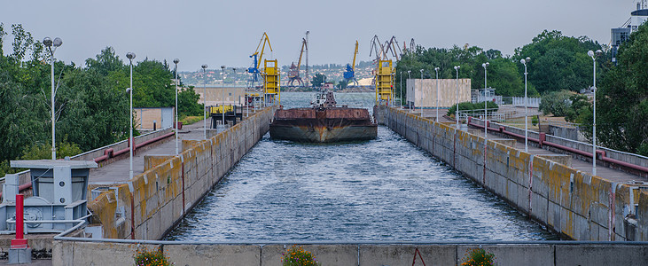 散装驳货货轮煤炭载体运河工业货运港口货物贸易后勤图片