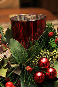 圣诞节中心房间装饰品绿色蜡烛红色季节性浆果背景图片