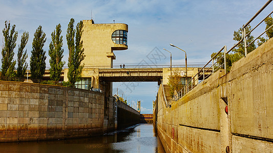 一条通航河流的锁水闸网关运输地标建筑学运河天空巡航导航血管背景图片