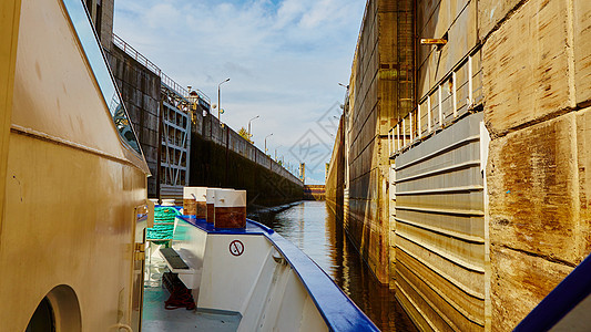 一条通航河流的锁巡航导航血管建筑商业码头网关历史货运水闸背景图片