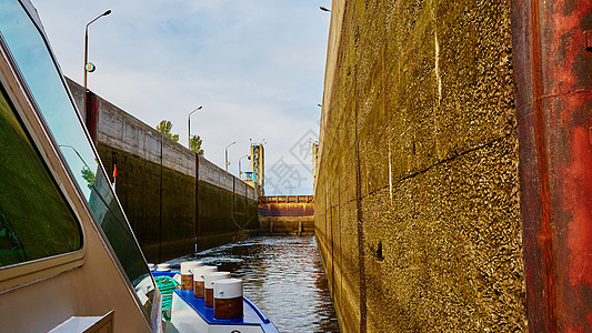 一条通航河流的锁码头地标导航建筑水路驳船船运天空反射网关图片