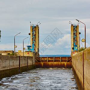 一条通航河流的锁货运蓝色旅游渠道血管导航货物建筑历史运输图片