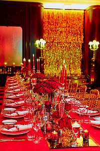 为婚礼或其他盛宴准备的餐桌 晚宴环境餐厅酒店服务桌布接待椅子庆典用餐刀具图片