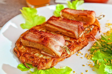 牛肉肉和培根鱼片猪肉土豆洋葱牛肉午餐沙拉蔬菜小吃美食图片